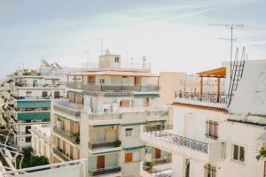 un gruppo di edifici con balconi di Best House, Rooftop Aprtm., Marina Zeas Piraeus a Pireo