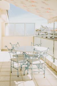 un tavolo e sedie in cima a un edificio di Best House, Rooftop Aprtm., Marina Zeas Piraeus a Pireo