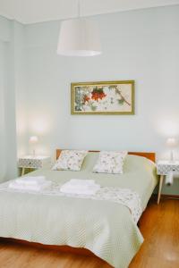 una camera da letto con due letti e due comodini di Best House, Rooftop Aprtm., Marina Zeas Piraeus a Pireo