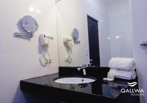a bathroom with a sink and a mirror at Qallwa Pucallpa in Pucallpa