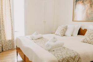 - une chambre avec 2 lits et des serviettes blanches dans l'établissement BEST HOUSE, Attiki Metro, Athens, à Athènes