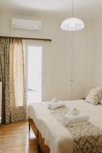 - une chambre avec 2 lits et une fenêtre dans l'établissement BEST HOUSE, Attiki Metro, Athens, à Athènes