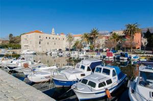 Un tas de bateaux sont amarrés dans un port dans l'établissement Palmaja, à Kaštela