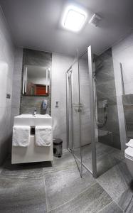 Lednické Rovne的住宿－KMK Penzión，带淋浴、盥洗盆和卫生间的浴室