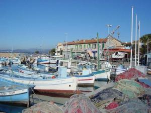 Gallery image of Beau T2 vue mer dans résidence standing avec piscine classé 3 étoiles in Six-Fours-les-Plages