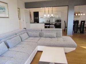 sala de estar con sofá y cocina en Apartments Jadran, en Umag