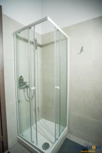 ハルキスにあるExplore Greece from Bright City Centre Apartmentのバスルーム(ガラス張りのシャワー付)が備わります。