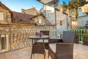 En balkon eller terrasse på Apartments Nona 1