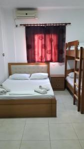Кровать или кровати в номере Rooms and Apartments Analipsi