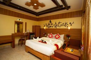 um quarto de hotel com uma cama e uma secretária em Hotel Splendid View em Pokhara