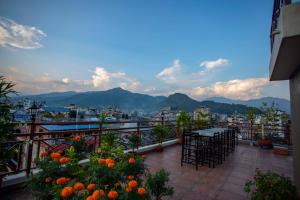 un balcone con tavolo e vista sulla città di Hotel Splendid View a Pokhara