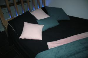 - un lit avec 4 oreillers dans l'établissement Studio Naturiste P.Nature 6, au Cap d'Agde