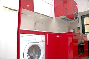 カディスにあるApartamento Solano Cádizの赤いキャビネット付きの客室内の洗濯機