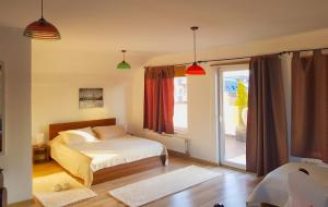 een slaapkamer met een bed en een raam bij Hotel Kika in Pristina