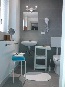 un baño con lavabo e inodoro en Casa Adriana B&B, en Pachino 37 fotos más