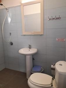 Ванная комната в Rooms and Apartments Analipsi