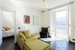 Postel nebo postele na pokoji v ubytování Lovely Apartment Overlooking Lake Como by Rent All Como