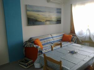 ein Wohnzimmer mit einem Tisch und einem Sofa in der Unterkunft Condominio ai bagni in Grado