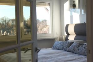 1 dormitorio con 1 cama y 2 ventanas en My Secret Garden, en Diepenbeek