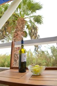 Nápoje v ubytování Anemelia Hotel Adamas