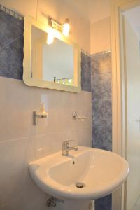 La salle de bains est pourvue d'un lavabo et d'un miroir. dans l'établissement Anemelia Hotel Adamas, à Adamas