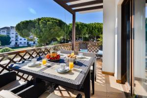 un tavolo con cibo e bevande su un balcone di Falesia Beach A a Roja- Pé