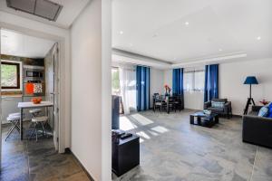 un soggiorno con un divano e un tavolo di Falesia Beach A a Roja- Pé