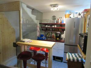 Il comprend une cuisine équipée d'un comptoir et d'un réfrigérateur. dans l'établissement Haus Mittagspitze, à Mellau