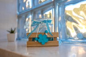 une petite boîte en bois avec une fleur bleue sur elle dans l'établissement Apartments Nona 1, à Hvar