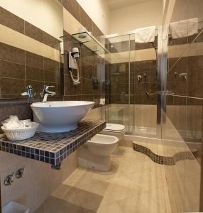皮昂比诺Antico Hotel Moderno的带水槽、马桶和淋浴的浴室