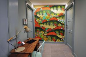 un corridoio con un murale di pesce sul muro di Bello!Lake Como Suites a Como