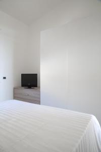 Televízia a/alebo spoločenská miestnosť v ubytovaní Airone Residence