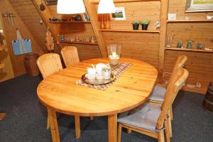 drewniany stół i krzesła w pokoju w obiekcie Familienurlaub mit viel Platz w mieście Damp
