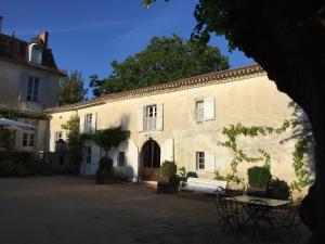 un edificio con una panchina davanti di La Jauberthie a Vanxains