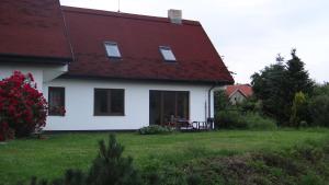 uma casa branca com um telhado vermelho em Prázdninový dům - PACL Červená Řečice em Červená Řečice