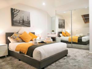 バーミンガムにあるHorse Fair Apartments in Birmingham City Centre by HF Groupの広いベッドルーム(ベッド2台、鏡付)