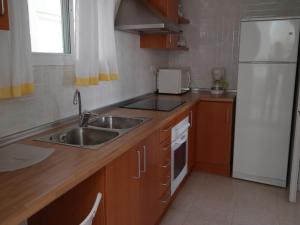 A kitchen or kitchenette at Precioso atico cerca de denia. wifi gratis.