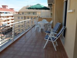 A balcony or terrace at Precioso atico cerca de denia. wifi gratis.