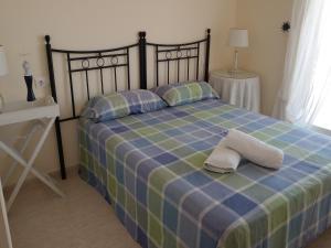 A bed or beds in a room at Precioso atico cerca de denia. wifi gratis.