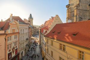 einen Blick über eine Stadtstraße mit Gebäuden in der Unterkunft Ventana Hotel Prague in Prag