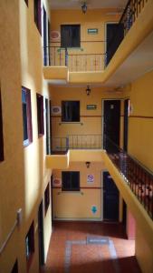 un couloir vide avec des escaliers dans un bâtiment dans l'établissement Hotel Recreo, à Mexico