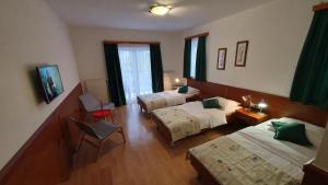 Postel nebo postele na pokoji v ubytování Hotel Zvonimir + 27 fotografií