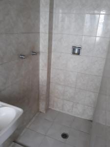 y baño con ducha, aseo y lavamanos. en Hotel Recreo, en Ciudad de México