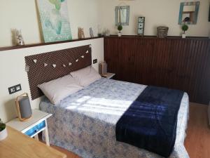 Een bed of bedden in een kamer bij Apartamento La Muralla de Llanes