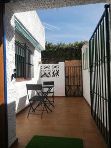 d'une terrasse avec une table et des chaises sur un balcon. dans l'établissement Apartamento La Muralla de Llanes, à Llanes