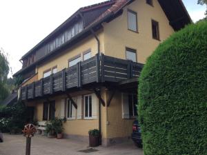 una casa gialla con balcone sul lato di Nähe Nationalpark a Baiersbronn