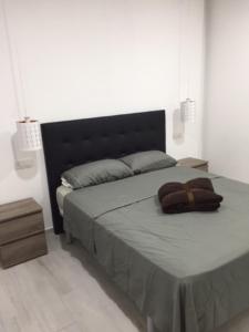 コスタ・デル・シレンチオにあるPrimaveraのベッドルーム1室(大型ベッド1台、黒いヘッドボード付)