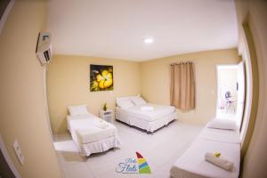 ein Krankenhauszimmer mit 2 Betten und einem TV in der Unterkunft Porto Flats in Porto De Galinhas + 30 Fotos