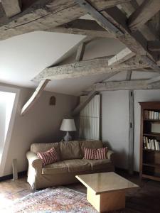 un soggiorno con un divano e un tavolo di La Jauberthie a Vanxains