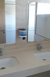 a bathroom with a sink and a mirror at Albergue la escuela in La Laguna